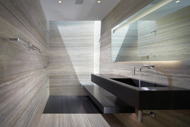 minimalistisk badrumsdesign sten look vägggolv svart fåfänga