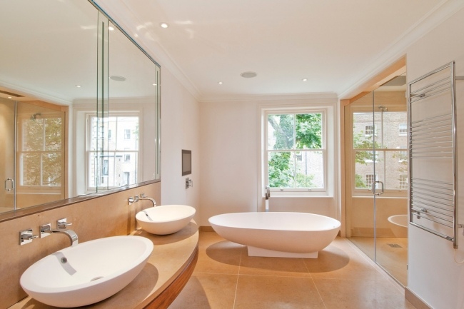 modernt badrum spegel dörr stora format golvplattor orange