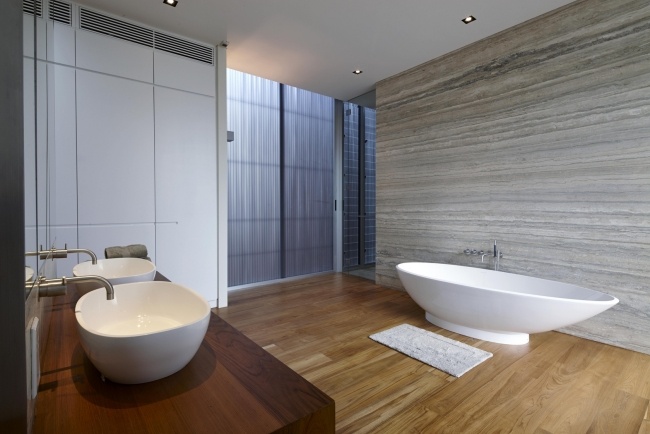 minimalistisk badrumsdesign trägolv trä handfat badkar äggform