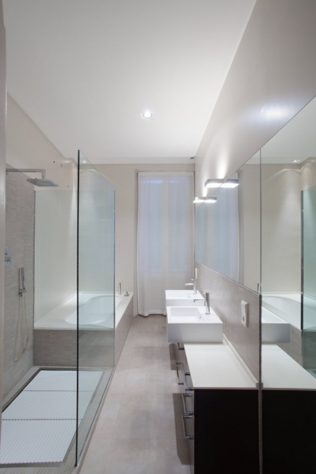 smalt badrum minimalistisk design duschkar