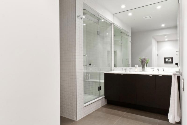 modern badrum design dusch område mosaik vit glasdörr