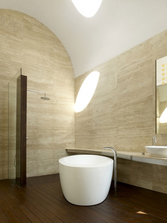 modernt badrum design badkar sandsten kakel planka golv