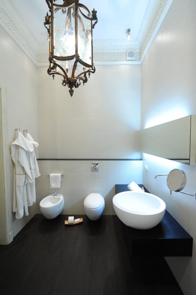 minimalistisk badrum svart trä golv spegel bakgrundsbelyst