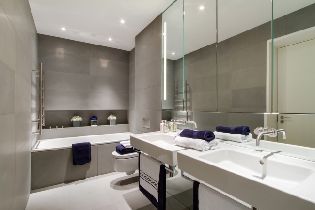 modern badrumsdesign minimalistisk väggspegel taupe kakel badkar