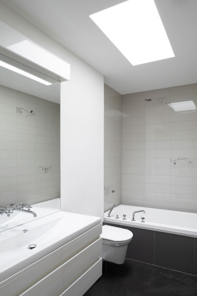 minimalistiska badrum takfönster badkar grå vit