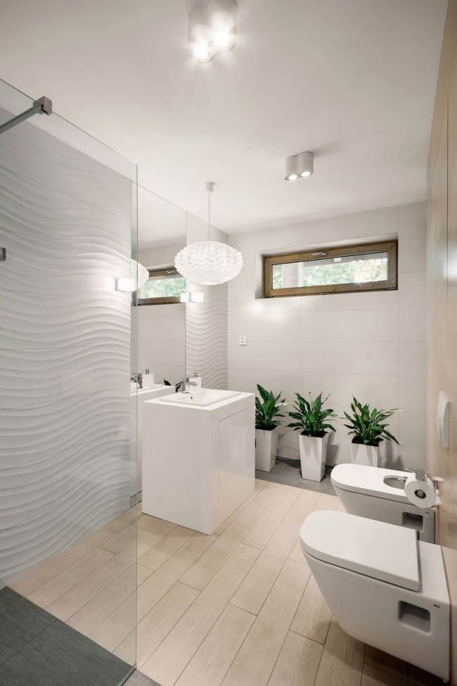 minimalistiska badrumsgolvplattor fristående handfatsträ