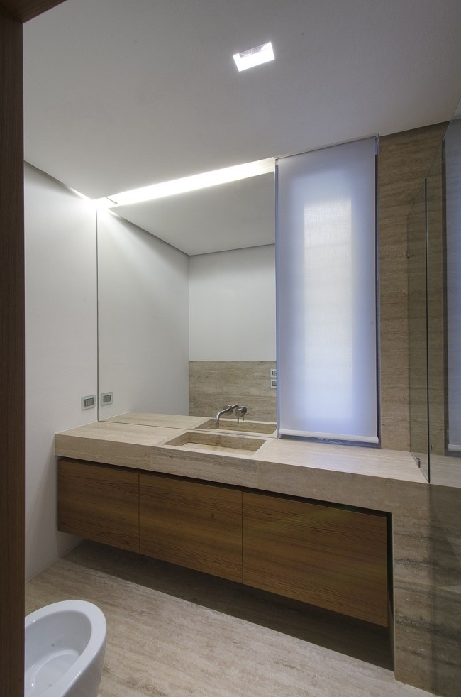 minimalistisk badrumsenhet, träutseende, handfat utan handfat