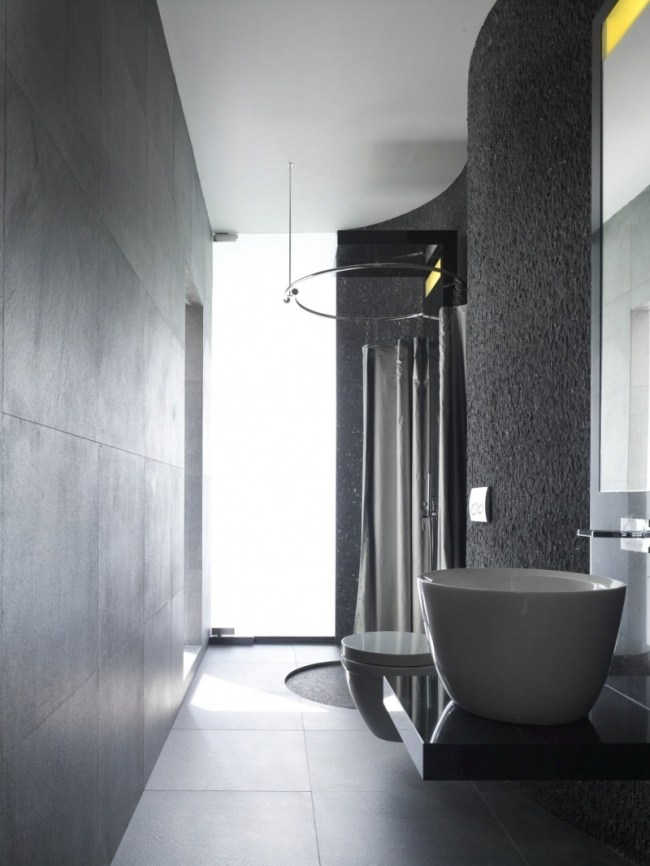 minimalistisk badrumsdesign svart grå duschdraperi