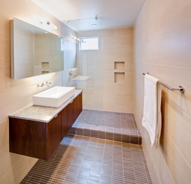 modern badrum design beige flytande handfat duschglas separerade