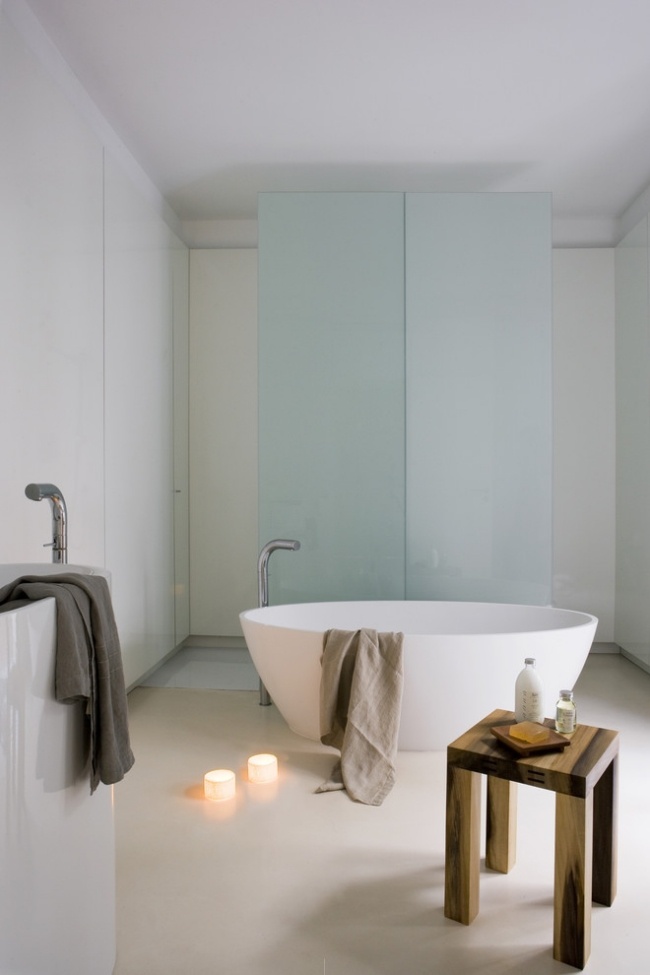 minimalistiska badrum badkar duschkabin frostade glasdörrar