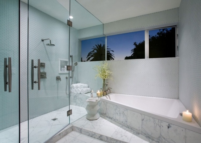 badrum design hörn badkar dusch område glasvägg separerade