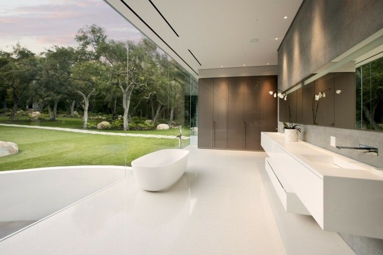 minimalistisk badrumsdesign rymligt fristående badkargolv vitt