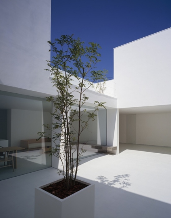 innergård trendig minimalism japanska arkitekter hus takuro yamamoto