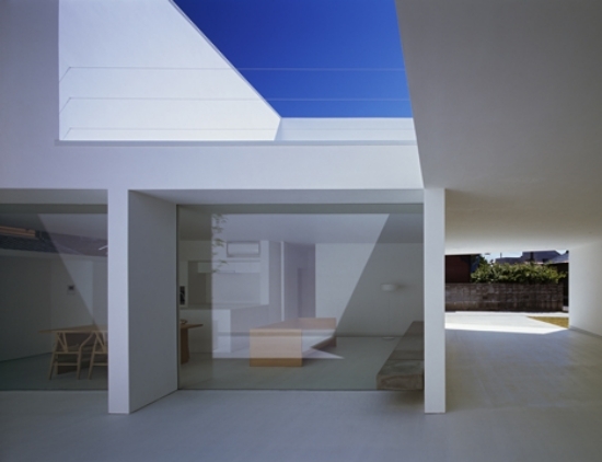 hus betong minimalistisk innergård parkeringsplats trendiga japanska
