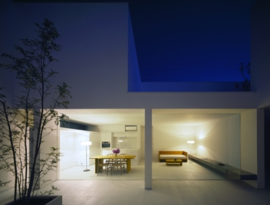 hus betongarkitektur trendig minimalism innergård glas