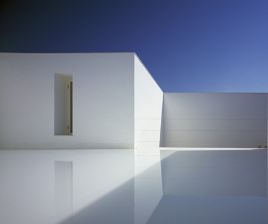betonghus minimalism designarkitektur vit grundfärg trendig