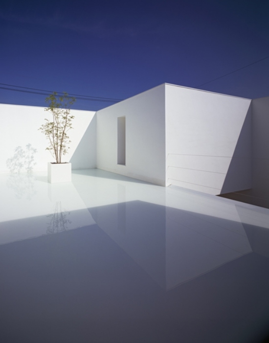 innergård minimalism vit betong hus konstruktion trendig design