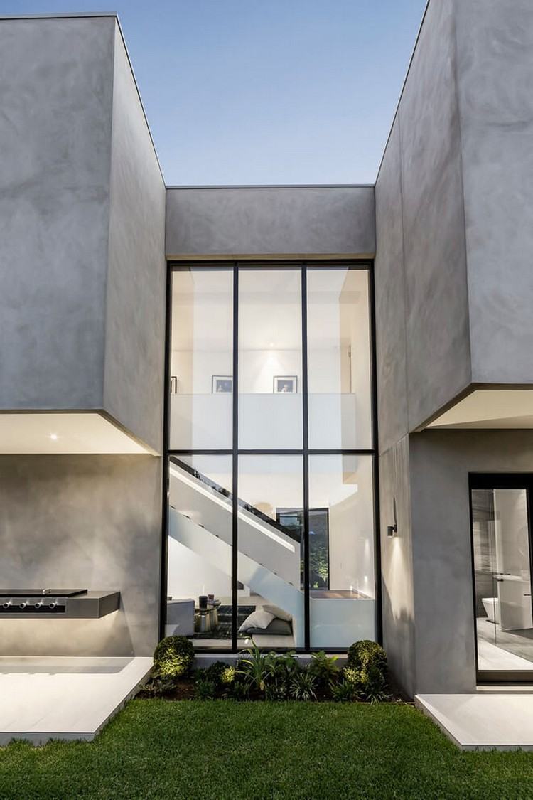 betonghus-minimalistiska-sida-fasad-fönster-projektioner
