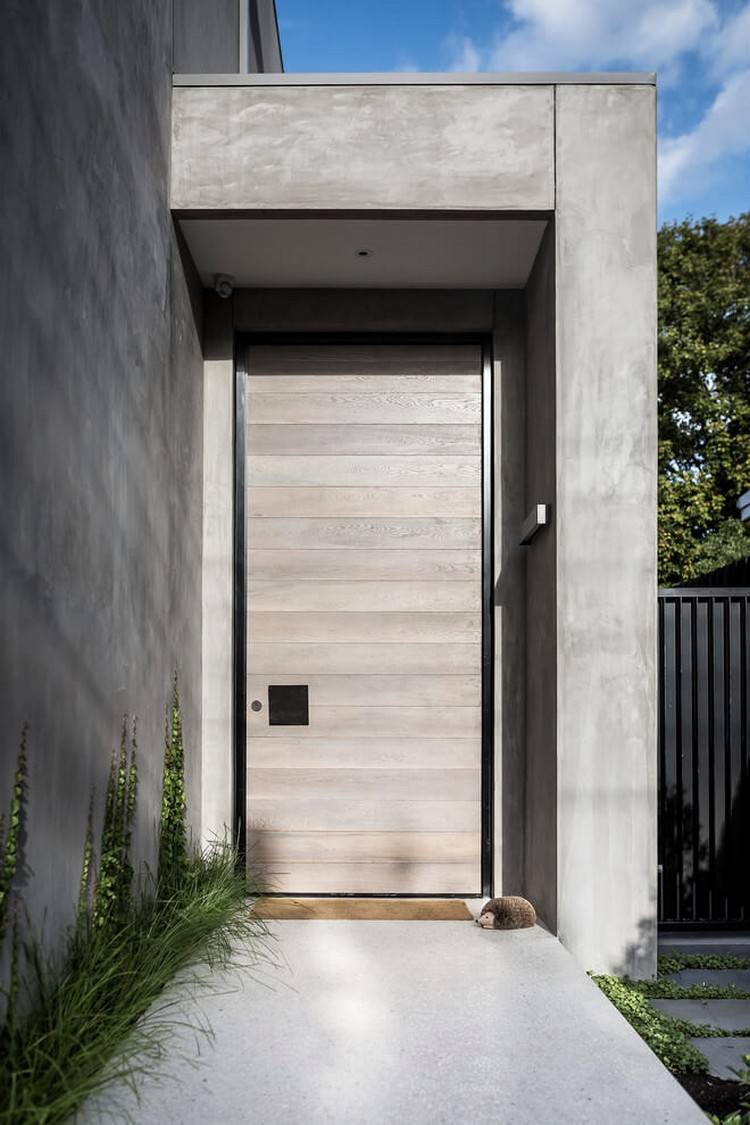 betonghus-minimalistisk-entré-ytterdörr-betongfasad-klätterväxter