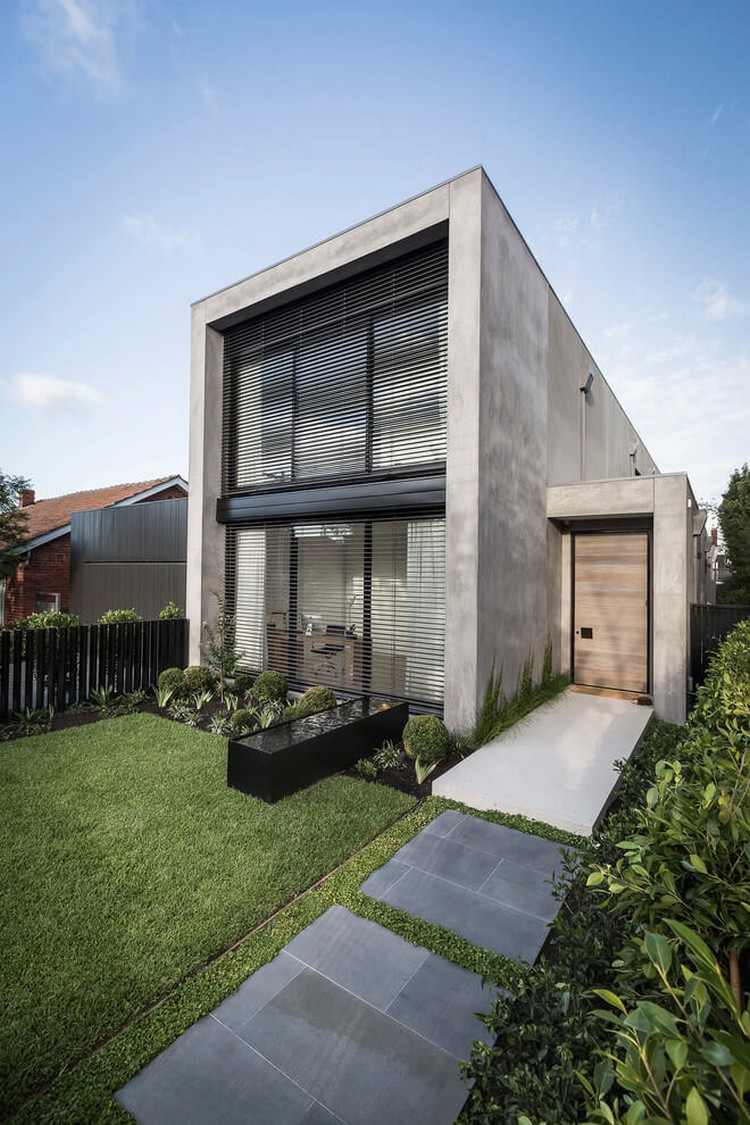 betonghus-minimalistisk-trädgård-fönsterfronter-persienner-trädgårdsstig