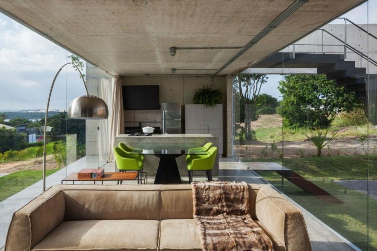 trä-betong-beige-soffa-vardagsrum-neutralt-interiör