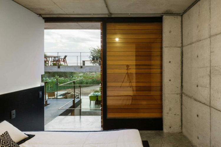 trä-betong-sovrum-små solskydd-brädor-vägg-svart-vit