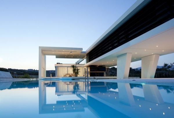 minimalistiskt hus med geometriska former pool