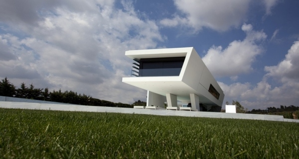 minimalistisk husdesign med geometriska former nedan