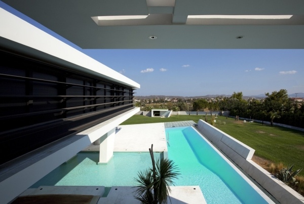 minimalistisk husdesign med pool i geometriska former