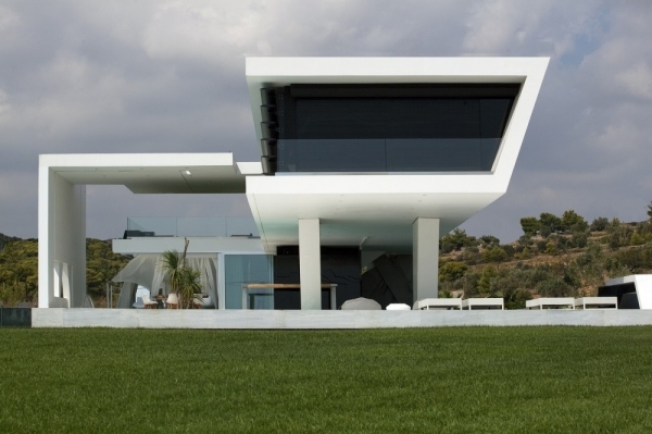 minimalistiskt hus med geometriska former stora fönster