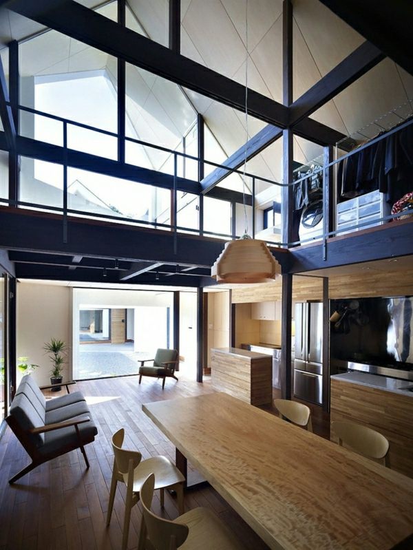Trägolv-glasvägg-modern-interiör