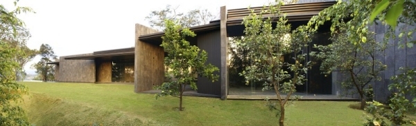 modernt fläktliknande hus unik design gräsmatta