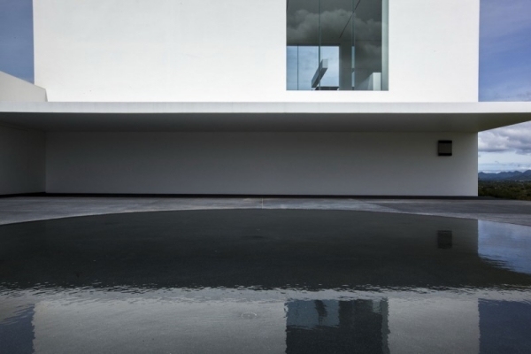 husdesign i vatten i minimalistisk stil