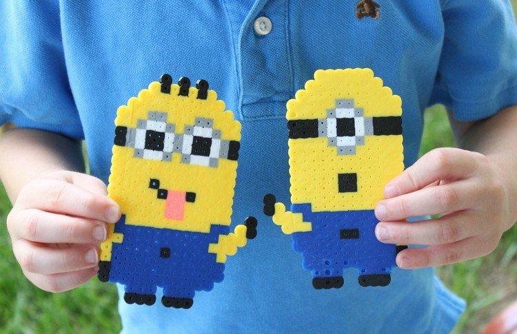Minions pysslar med järn på pärlor