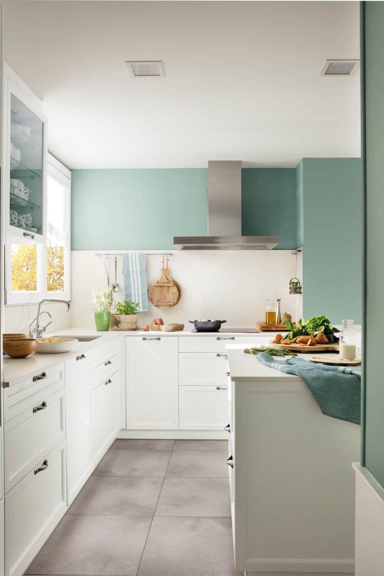 färgmynt som väggfärg för vita kök och grå golvplattor