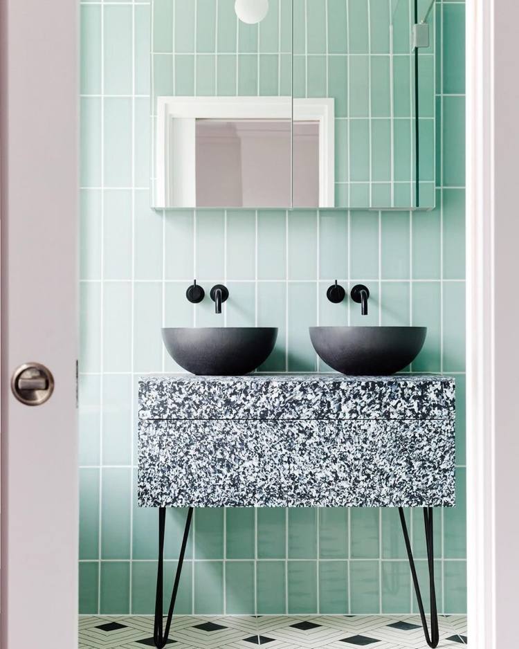 Kombinera myntväggplattor i badrummet med vitt och svart