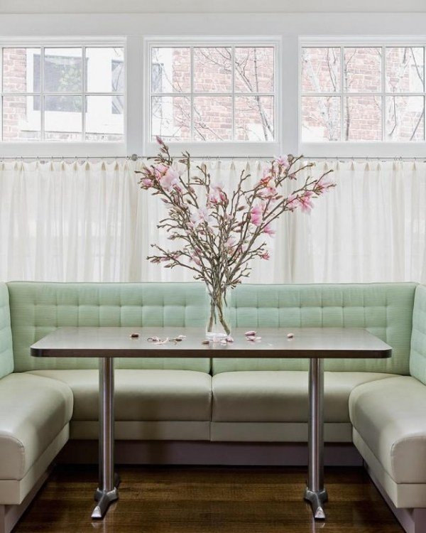 pastellfärger matplats kök mintgrön soffa rosa blommor