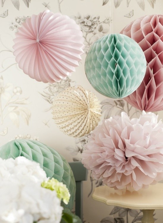 pastellfärger trendpapper blommor pom poms dekoration rosa mintgrön