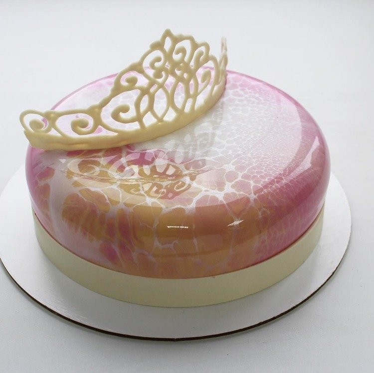 spegelglasyr tårta flicka födelsedag krona vit choklad