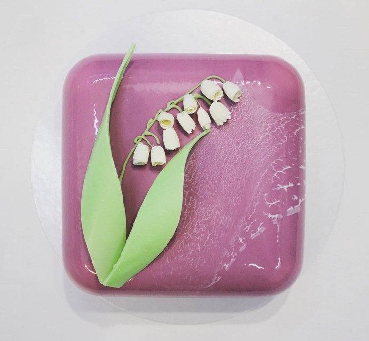 spegelglasyr tårta socker blommor rosa fyrkant