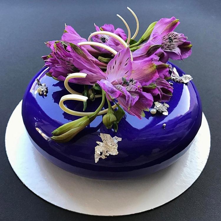 spegelglasyr tårta lila färg riktiga blommor deco
