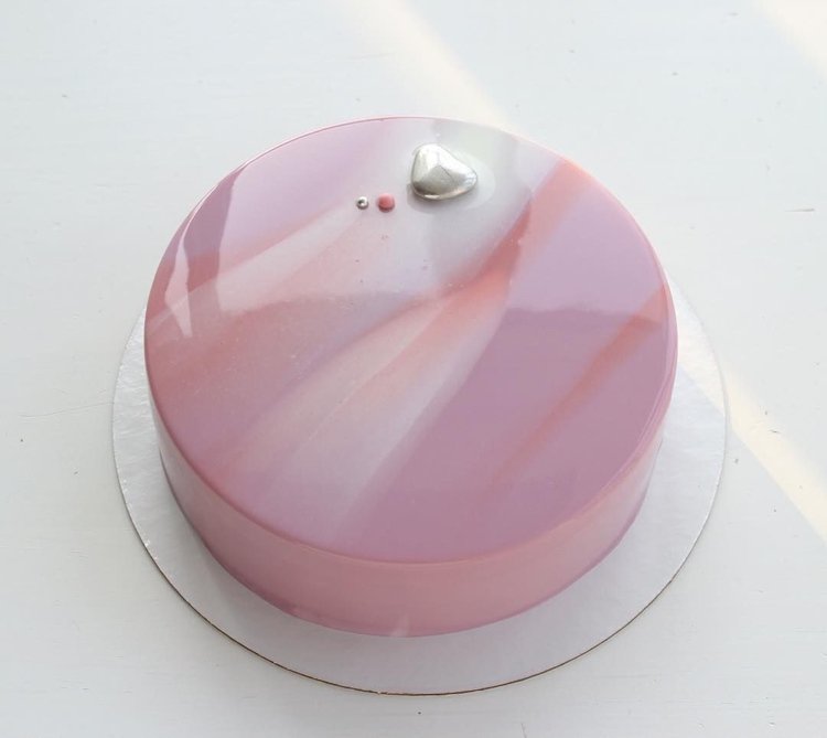 spegelglasyr tårta hjärtmarmorering rosa vit matfärgblandning