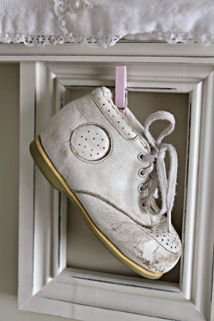 tavelramar-dekorera-idéer-gör-själv-baby-vita-vintage-skor-används