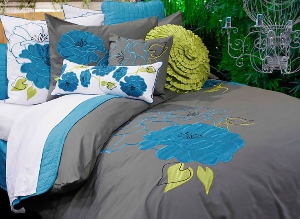 Grått sänglinne-moderna textilier-sovrum design med färg accenter