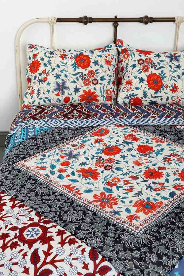 Sovrumsinredning: Uppfriskande säng-Vintage-sängkläder-små blommönster-röd sänggavel med metallram