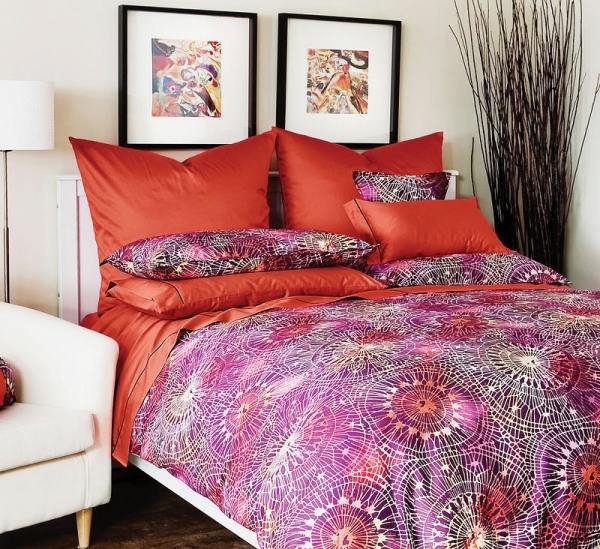 Inredningsidéer sovrum säng omslag rött rosa mönster modernt