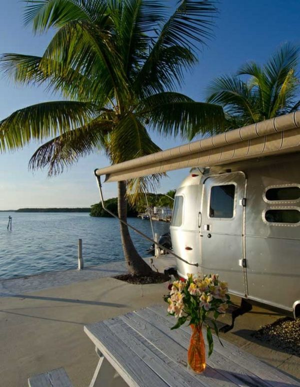 Husvagn strand semester hippie