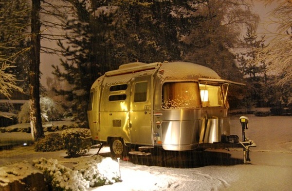 Husvagn semester vinter snö natt