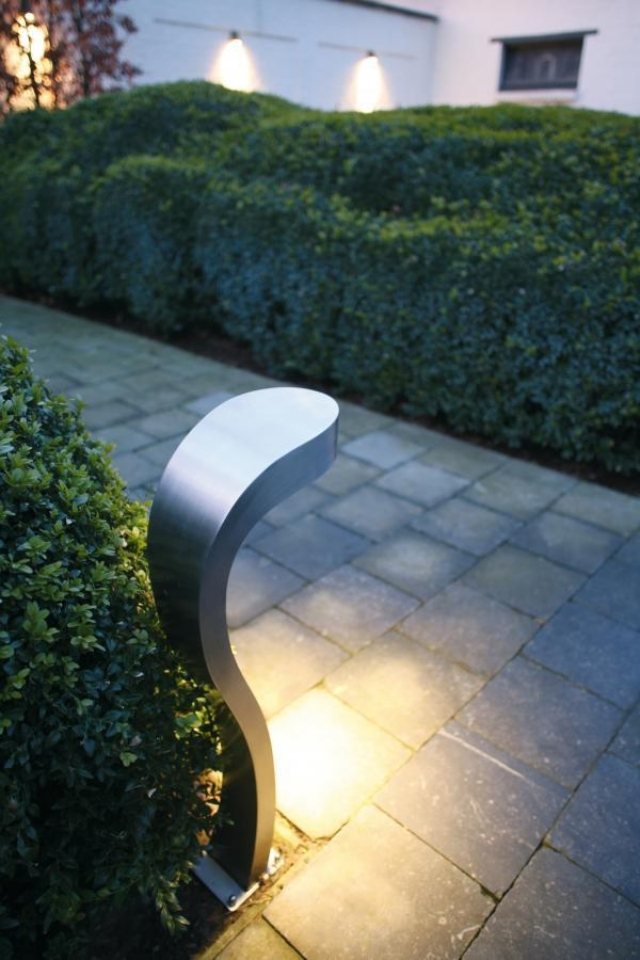 Trädgårdsbelysning-idéer med dekorativa lampor-utomhuslampa-kobra-kunglig
