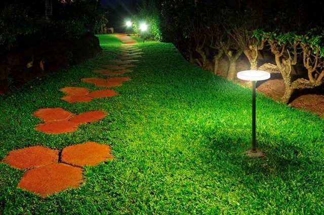 Trädgårdsbelysning LED-PMMA strålkastare belyser trappstenar med runda markspik trädgårdsträdor